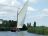 Een Norfolk wherry onder zeil. Alleen een grootzeil met enorme gaffel. (foto: Ian Ruston)